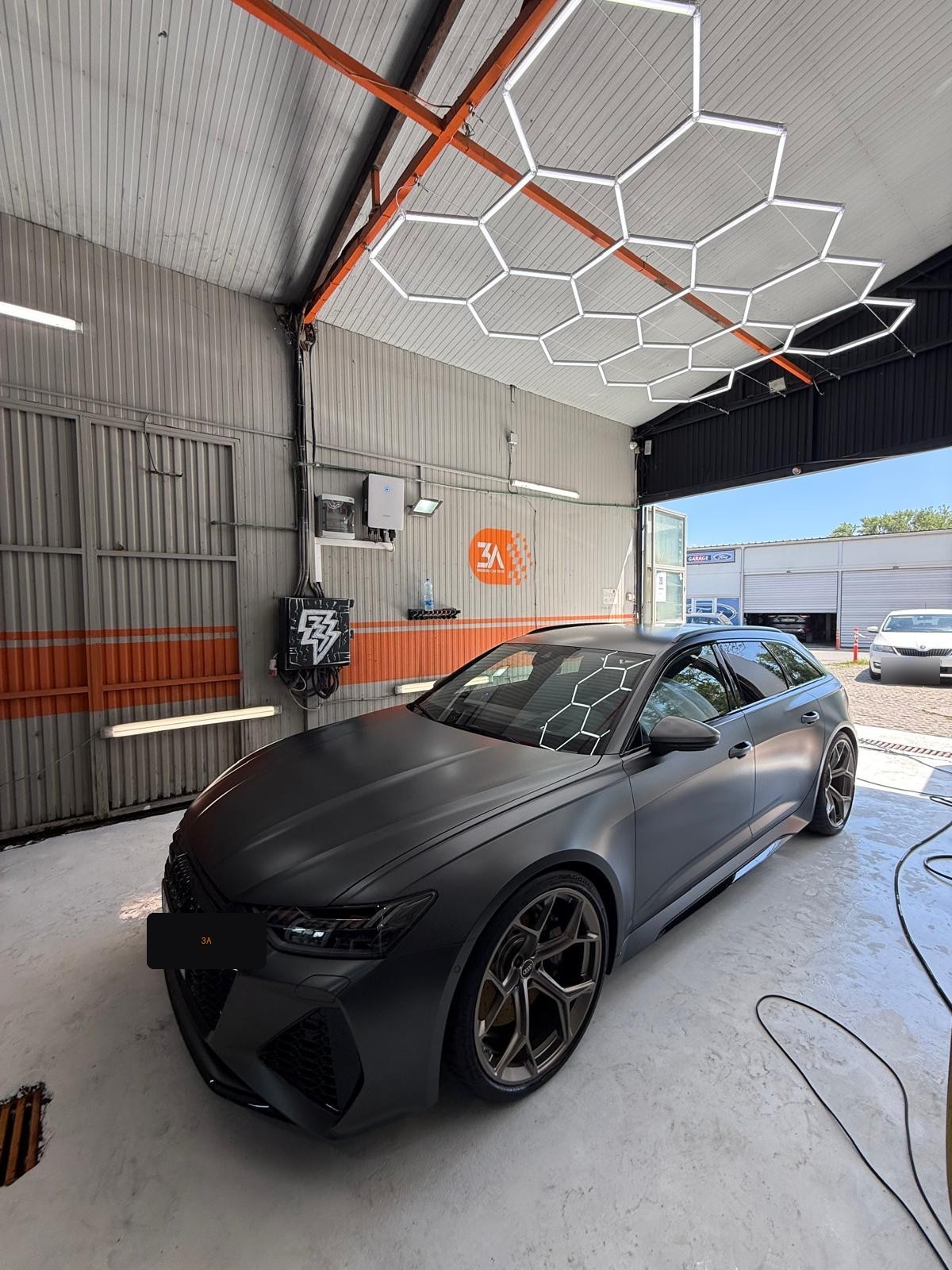 Audi u pripremi za korekciju laka
