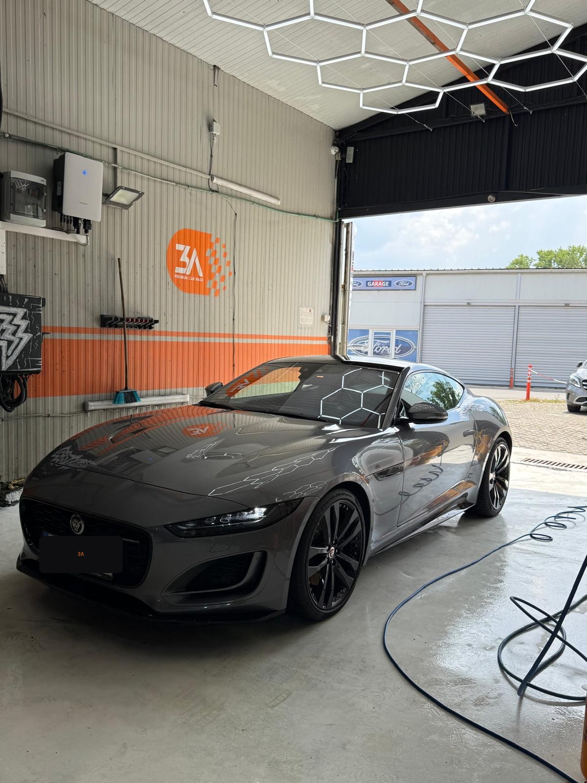 Jaguar sa ispoliranim lakom u studiju 3A