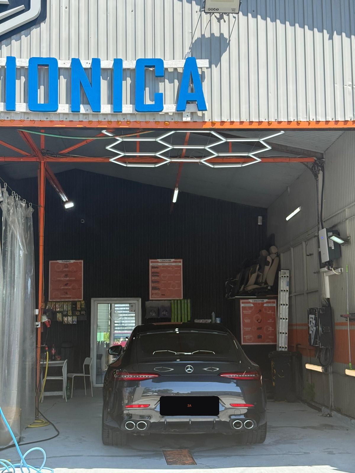 Ulaz u detailing studio 3A Autocentar u Beogradu