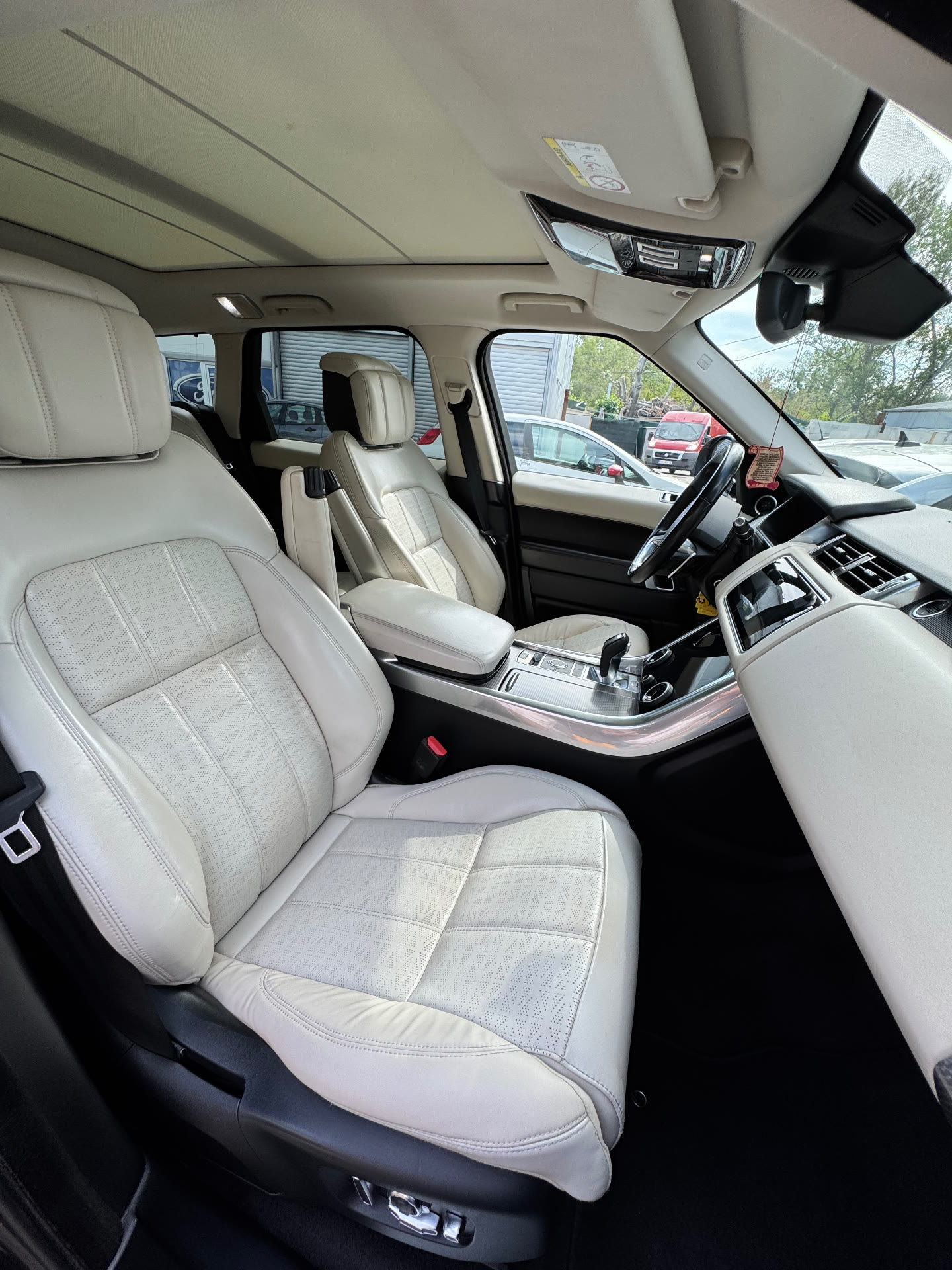 Dubinski očišćen svetli Range Rover enterijer