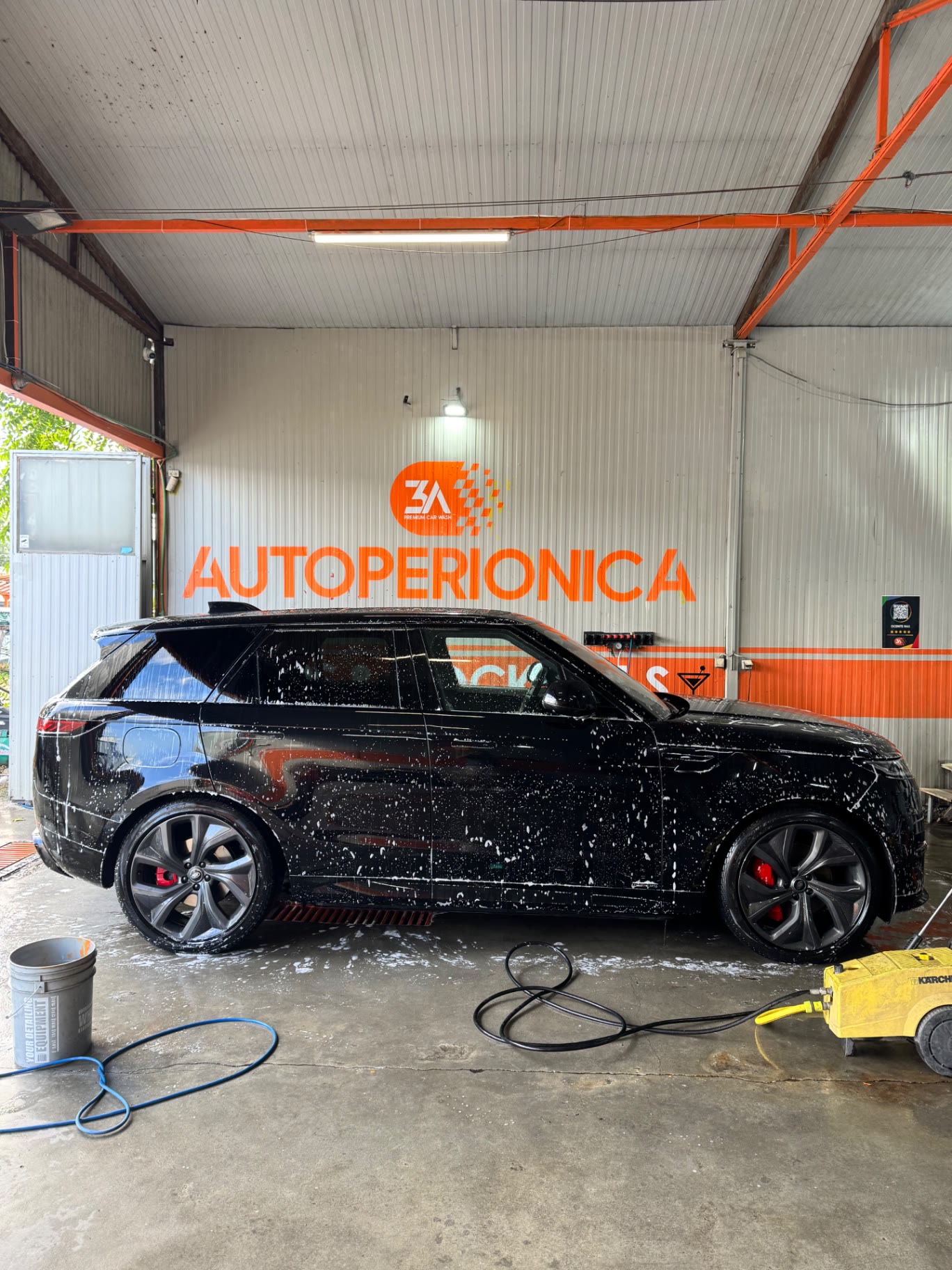 Range Rover tokom detaljnog pranja aktivnom penom